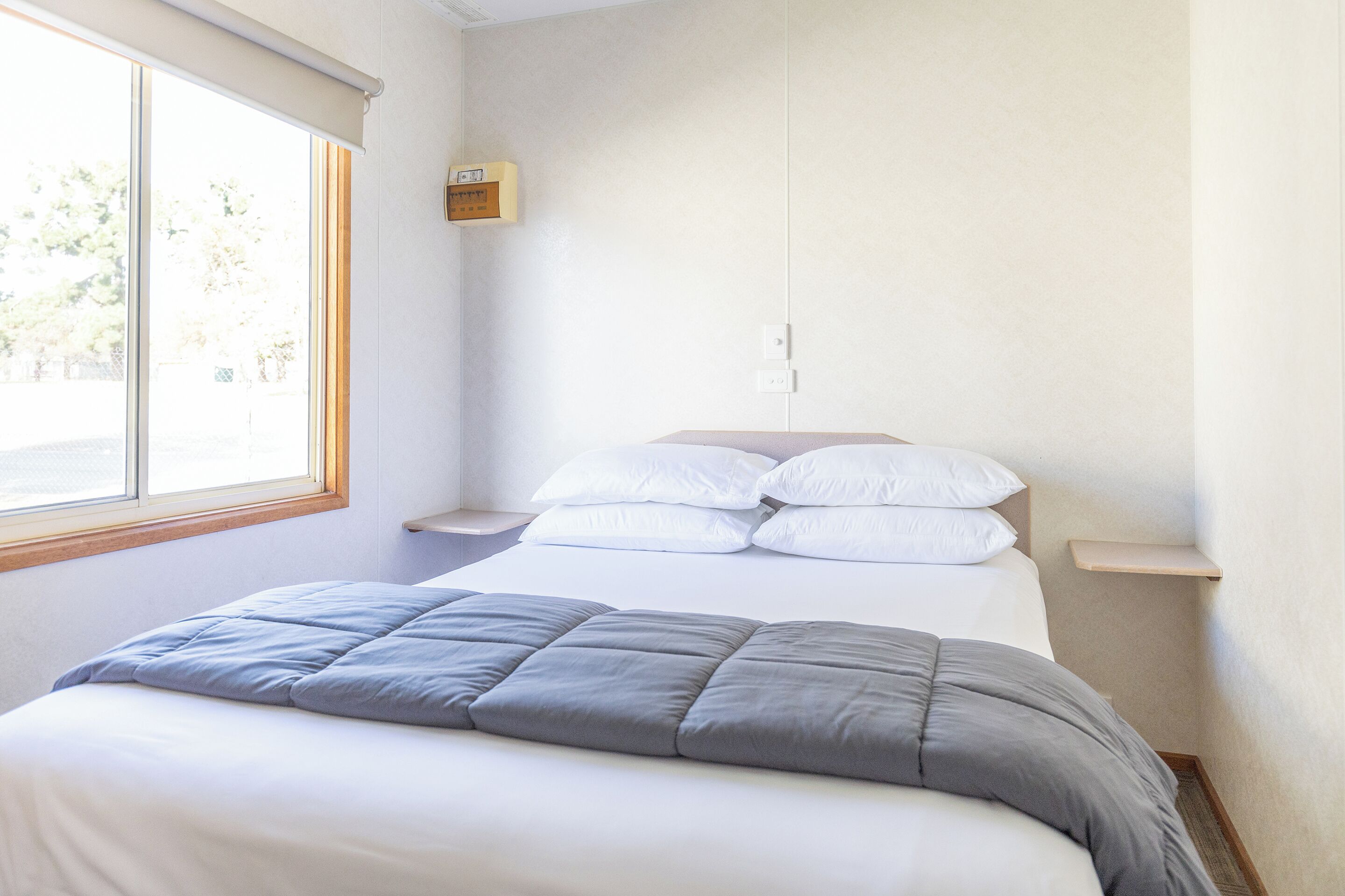 Tabla de planchar con plancha, wifi gratis y ropa de cama 