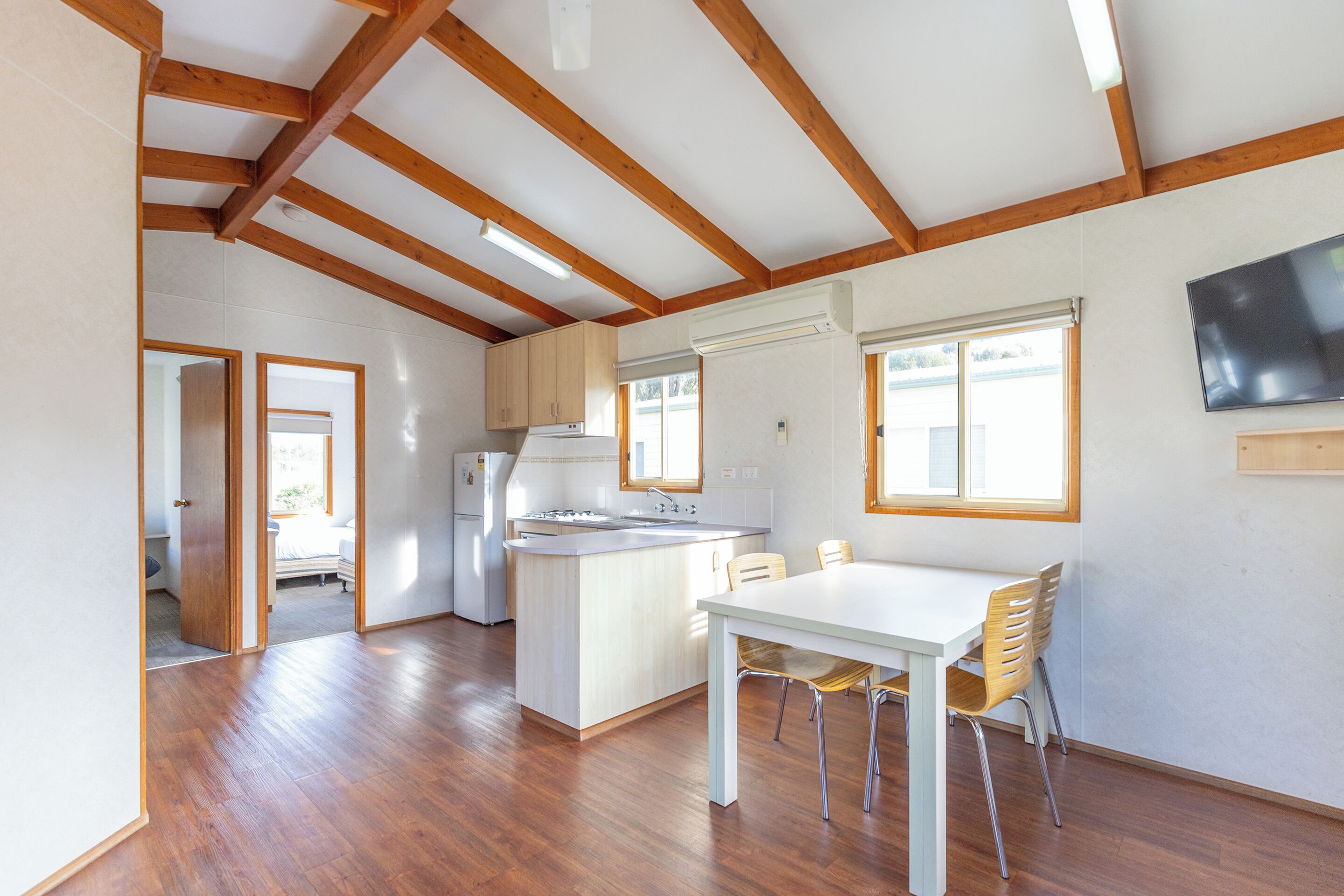 Suite Standard, 2 camere da letto, non fumatori, angolo cottura (Boronia Cabin) | Cucina privata | Frigorifero, microonde, piano cottura, bollitore elettrico