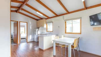 Suite Standard, 2 camere da letto, non fumatori, angolo cottura (Boronia Cabin) | Cucina privata | Frigorifero, microonde, piano cottura, bollitore elettrico