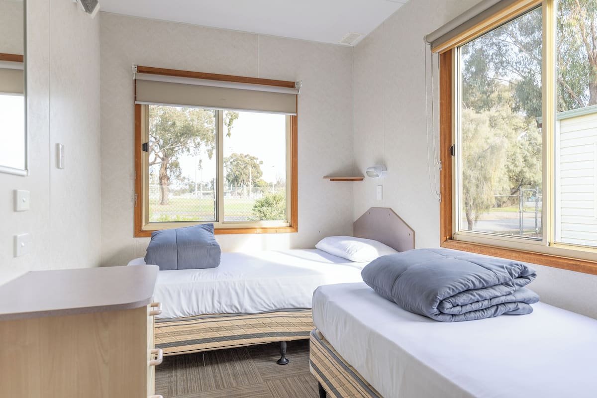 Boronia Cabin | Iron/ironing board, free WiFi, bed sheets