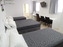 Escritorio, tabla de planchar con plancha, wifi gratis y ropa de cama 