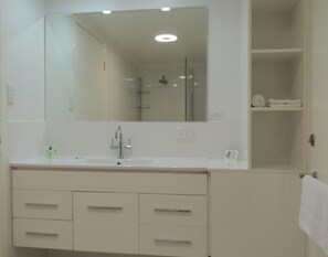 Ducha, artículos de tocador gratuitos, secador de pelo, toallas