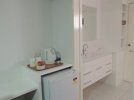 Ducha, artículos de tocador gratuitos, secador de pelo, toallas