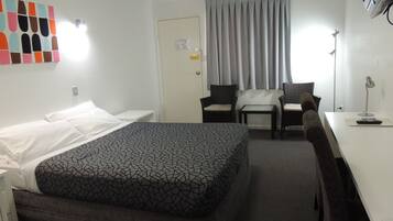 Escritorio, tabla de planchar con plancha, wifi gratis y ropa de cama