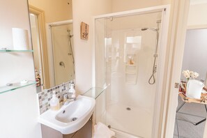 Free toiletries, bathrobes, slippers, towels - Ruapehu Country Lodge (Ohakune)