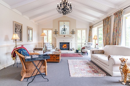Lounge. Ruapehu Country Lodge