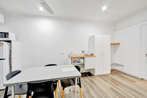 Chambre Familiale, plusieurs lits | Bureau, fer et planche à repasser, Wi-Fi gratuit, draps fournis