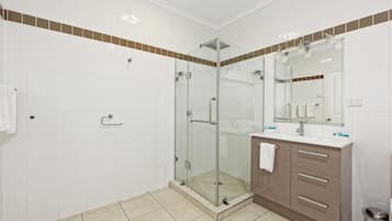Executive Villa, 3 Bedrooms, Kitchen | Bathroom | Shower, free toiletries, hair dryer, towels