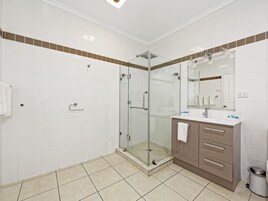 Executive Villa, 3 Bedrooms, Kitchen | Bathroom | Shower, free toiletries, hair dryer, towels