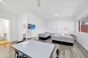 Chambre Familiale, plusieurs lits | Bureau, fer et planche à repasser, Wi-Fi gratuit, draps fournis