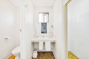 Chambre familiale, Plusieurs lits | Salle de bain | Douche, articles de toilette (gratuits), séchoir à cheveux