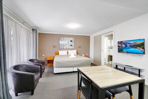 Executive Room, 1 King Bed, Non Smoking | Desk, iron/ironing board, free WiFi, bed sheets