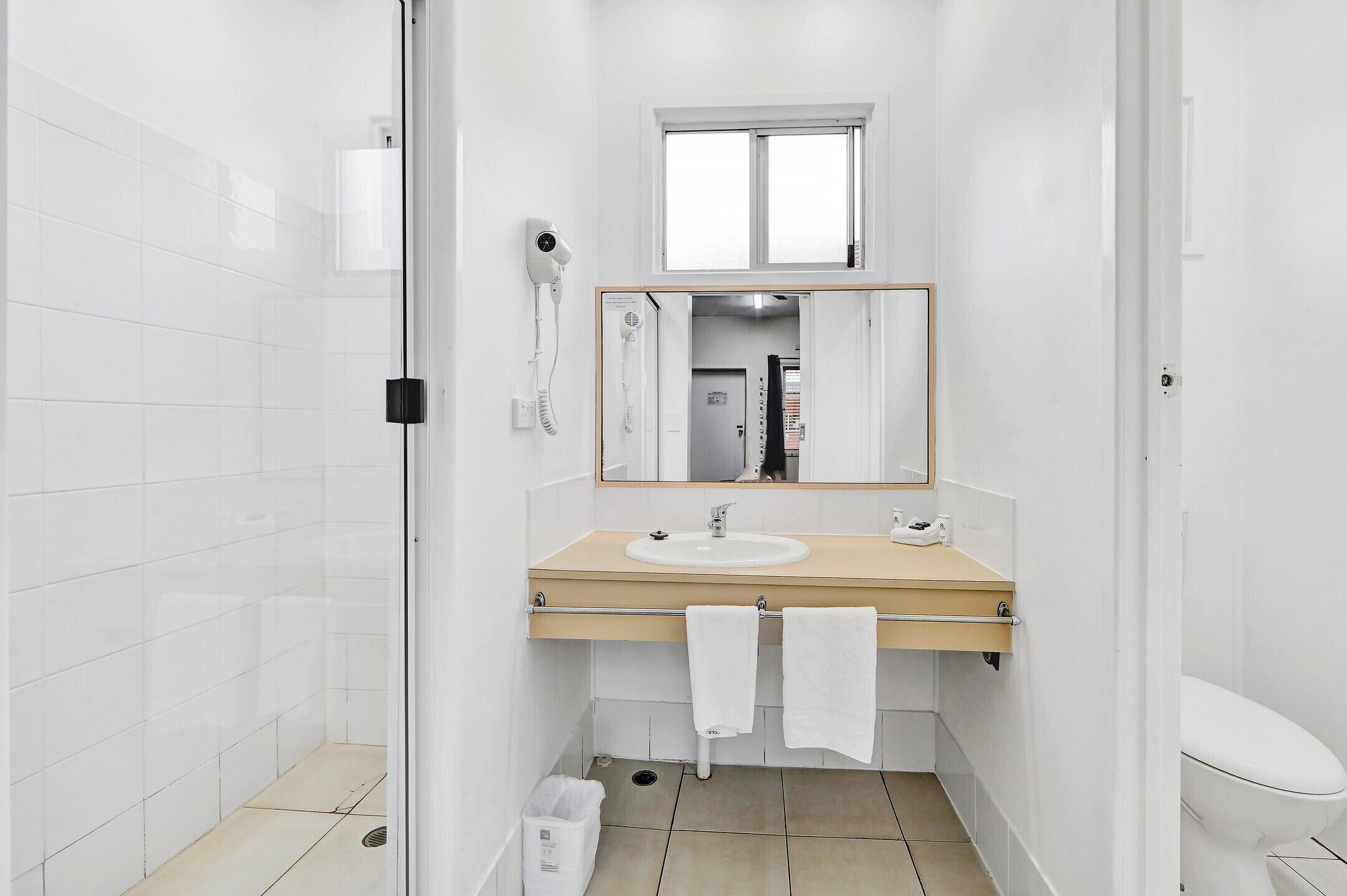 Standard Room, 1 Queen Bed, Non Smoking | Bathroom | Shower, free toiletries, hair dryer, towels