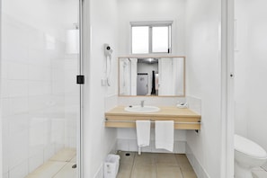 Standard Room, 1 Queen Bed, Non Smoking | Bathroom | Shower, free toiletries, hair dryer, towels