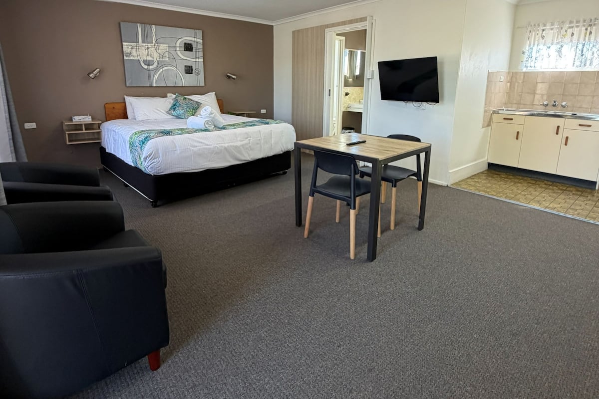 Chambre Exécutive, 1 trÚs grand lit, non-fumeurs | Bureau, fer et planche à repasser, Wi-Fi gratuit, draps fournis