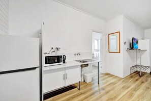 Chambre familiale, Plusieurs lits | Cuisinette privée | Réfrigérateur, four à micro-ondes, cafetière-théière
