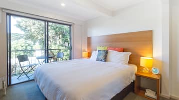 Zimmer, 1 King-Bett, Balkon, Meerblick | Pillowtop-Betten, Bügeleisen/Bügelbrett, Babybetten, kostenloses WLAN