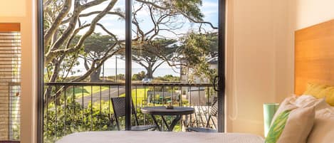 Chambre, 1 très grand lit, balcon, vue océan | Vue de la chambre