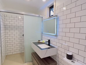 Standard Room, 1 King Bed, Garden Area | Bathroom