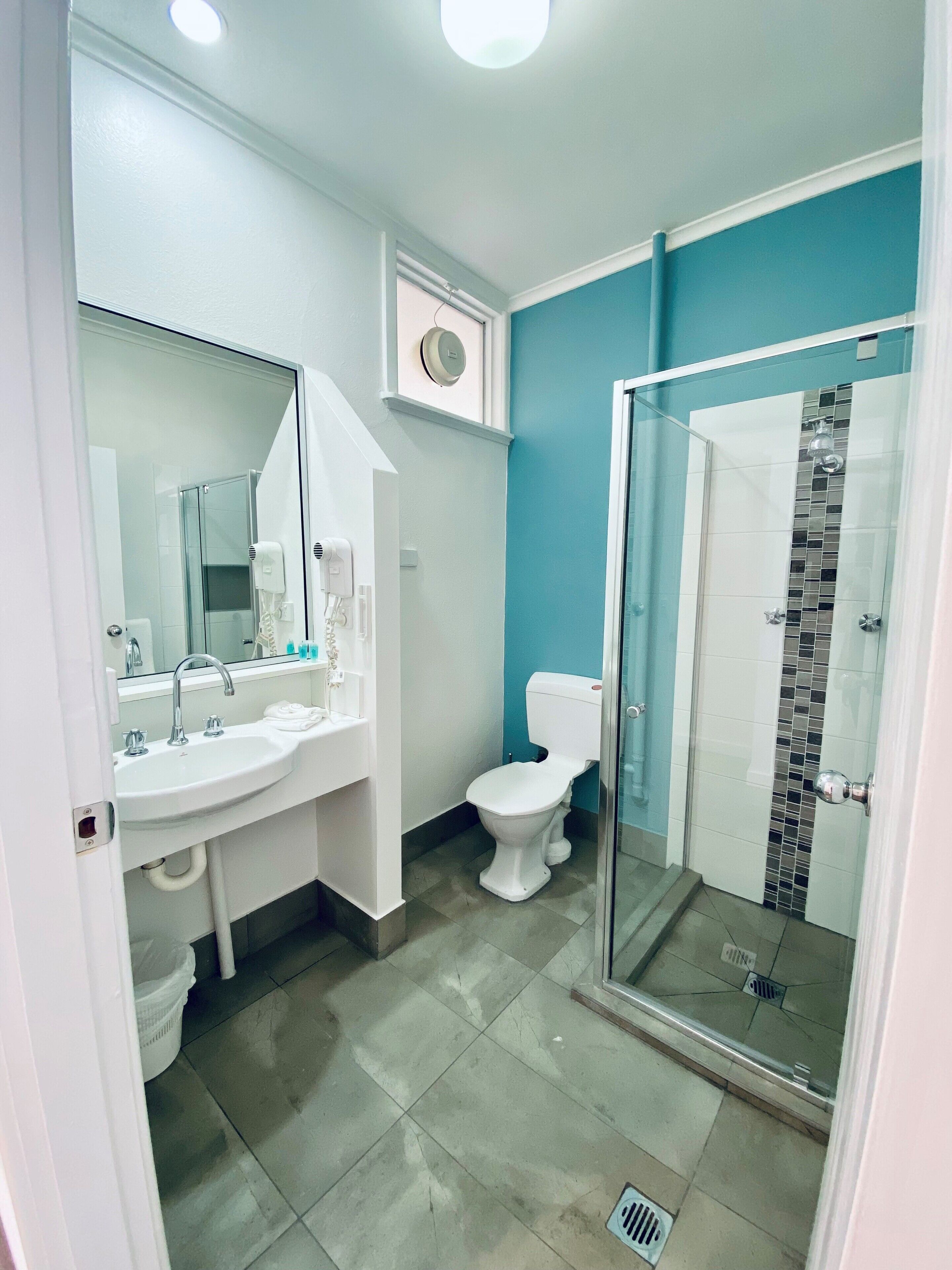 Deluxe Queen Room | Bathroom