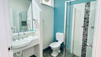 Deluxe Queen Room | Bathroom