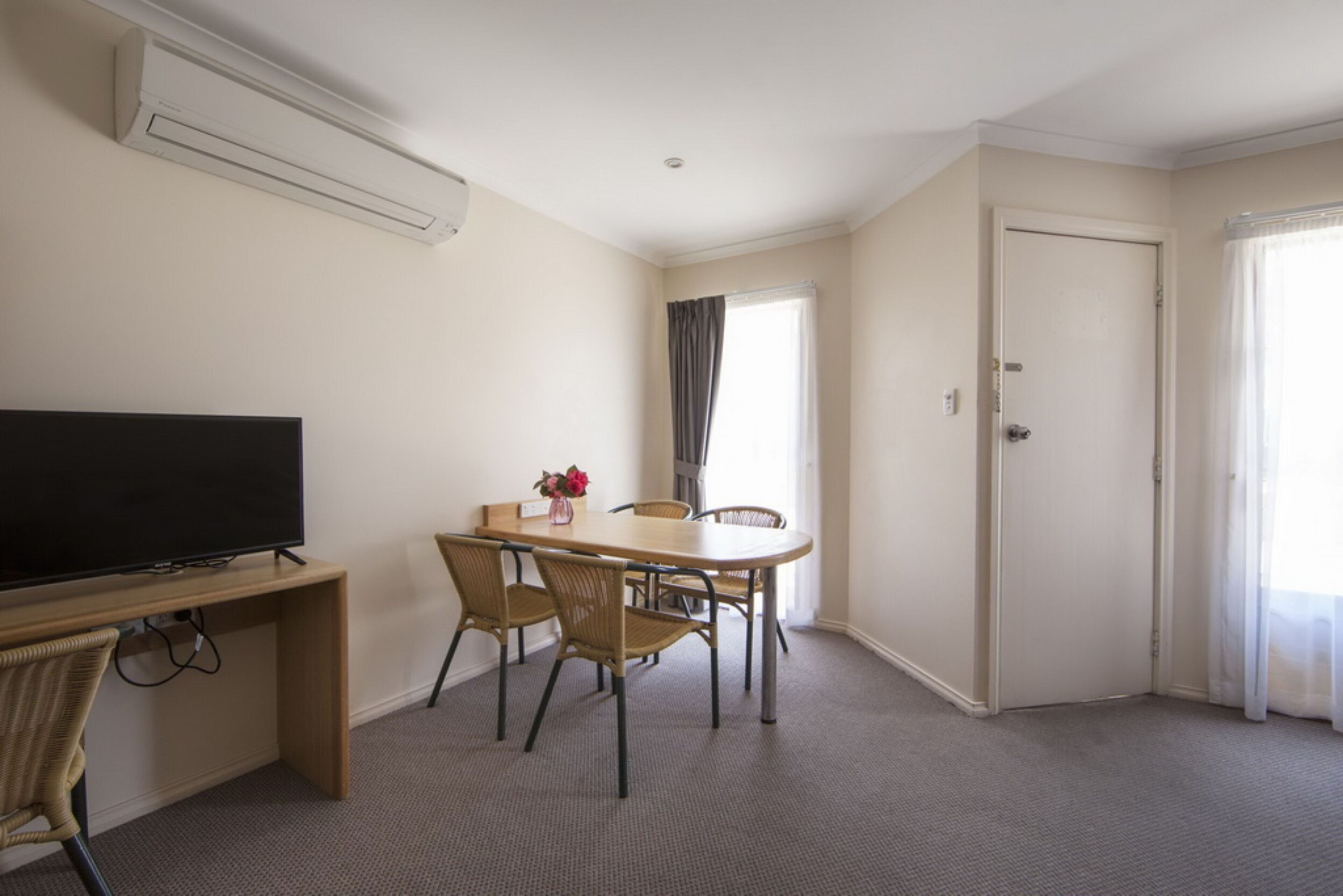 Executive-Zimmer (Family) | Wohnbereich | 35-Zoll-Fernseher mit Digitalempfang