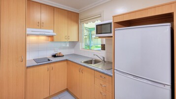 Two Bedroom Executive Apartment | Cocina privada | Nevera en la zona común, microondas y cafetera o tetera