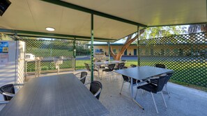 BBQ/picnic Area - Motel Carnarvon (Roma)