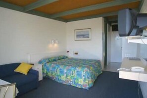 In-room safe, desk, blackout curtains, iron/ironing board - Kingfisher Motel (Merimbula)