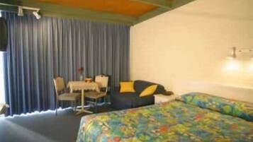 Két bảo mật tại phòng, bàn, màn/rèm cản sáng, bàn ủi/dụng cụ ủi quần áo