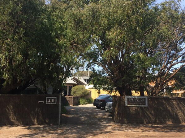 숙박 시설 입구