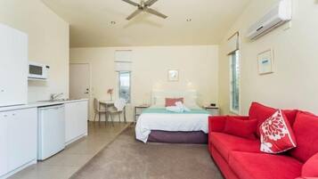 Iron/ironing board, free WiFi, bed sheets