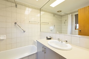 Family Studio, Non Smoking, Kitchenette (Family Suite) | Bathroom