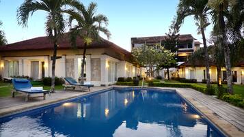 3 outdoor pools, pool loungers