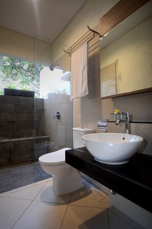 Douche, articles de toilette gratuits, sèche-cheveux, bidet