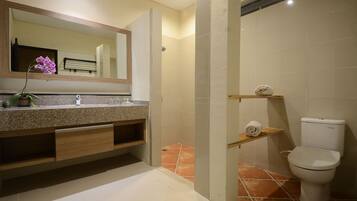 Shower, free toiletries, hair dryer, bidet