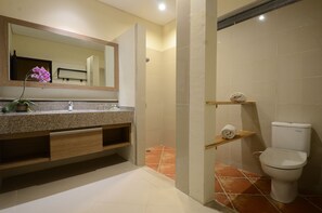 Shower, free toiletries, hair dryer, bidet - Bali Breezz Hotel (Jimbaran)