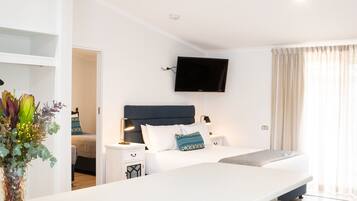 Suite Keluarga, Beberapa Tempat Tidur, dapur kecil, di pinggir kolam renang | Seprai premium, bantalan ekstra lembut, dan minibar