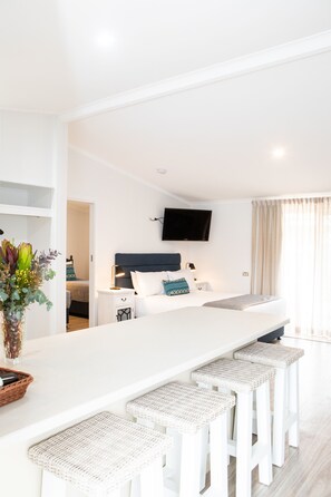 Suite familiar, varias camas, cocineta, junto a la alberca | Ropa de cama de alta calidad, camas con pillow-top y minibar 