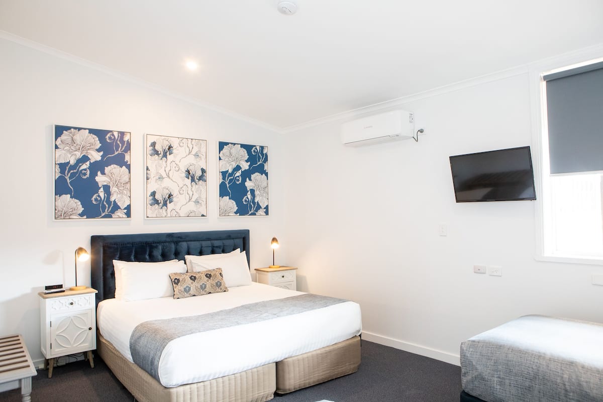 Deluxe King Family | 1 bedroom, premium bedding, pillowtop beds, minibar