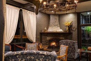 Breakfast and dinner served - New England Motor Lodge (Glen Innes)