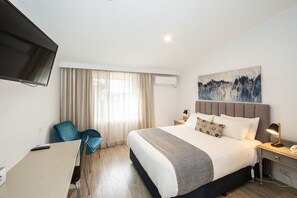 Premium bedding, pillow-top beds, minibar, iron/ironing board - New England Motor Lodge (Glen Innes)