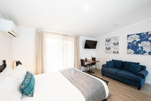 デラックス ルーム クイーンベッド 1 台 簡易キッチン プールサイド | 高級寝具、ピロートップベッド、ミニバー、アイロン / アイロン台