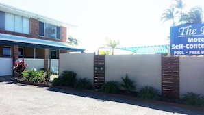 Property entrance - Rover Motel (West Mackay)