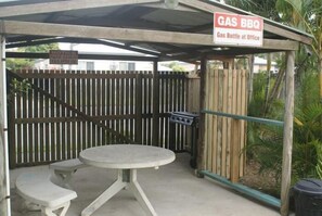 Outdoor dining - Rover Motel (West Mackay)
