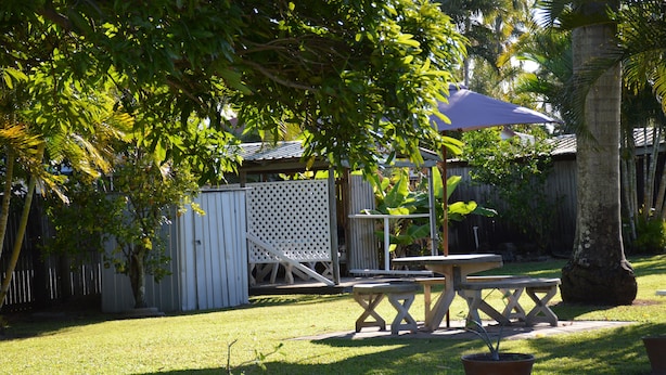 BBQ/picnic Area - Rover Motel (West Mackay)