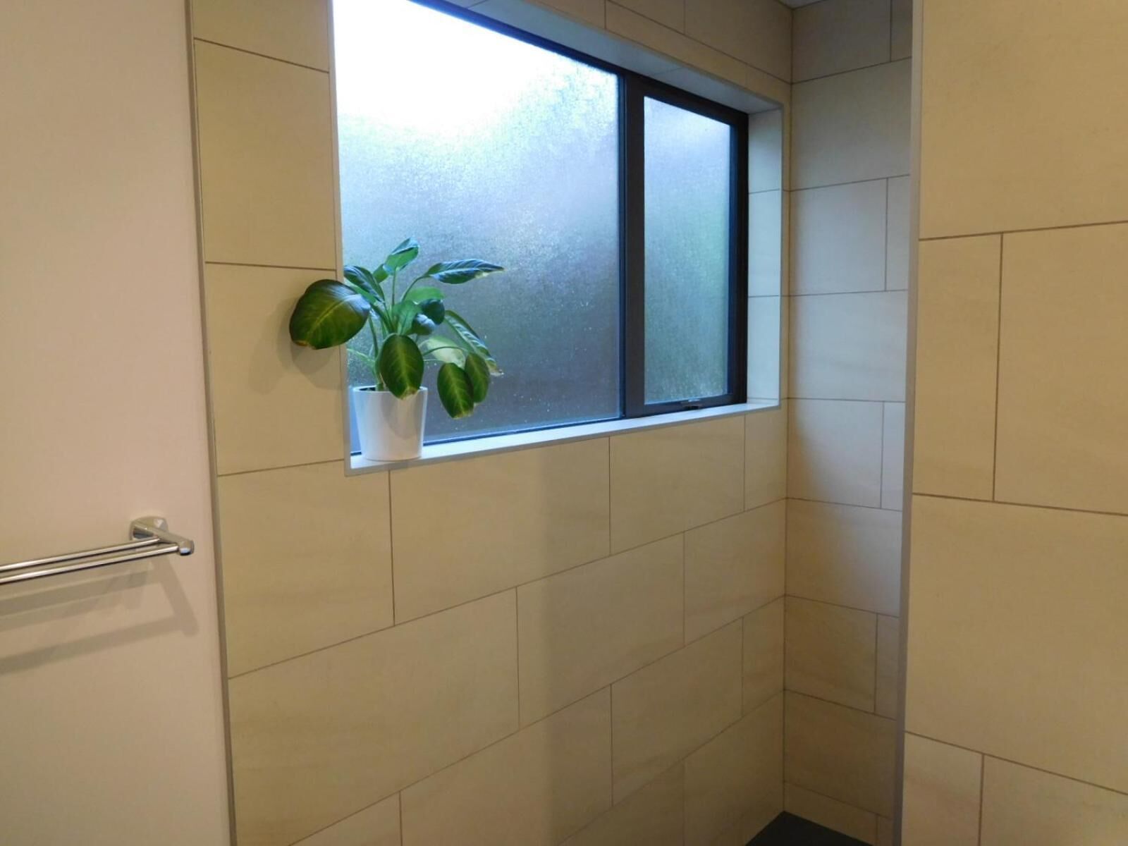 Douche, douche à « effet pluie », articles de toilette gratuits
