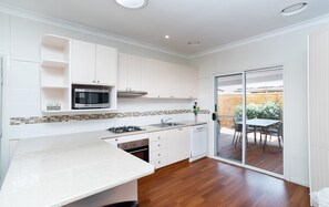 House | Private kitchen | Shared fridge, microwave, coffee/tea maker, electric kettle - Canberra Ave Villas (Queanbeyan)