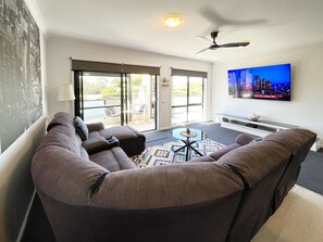 Living area - Oceanic On Thompson Apartments (Cowes)