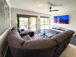 Apartment, 3 Bedrooms, Non Smoking, Kitchen | Living area